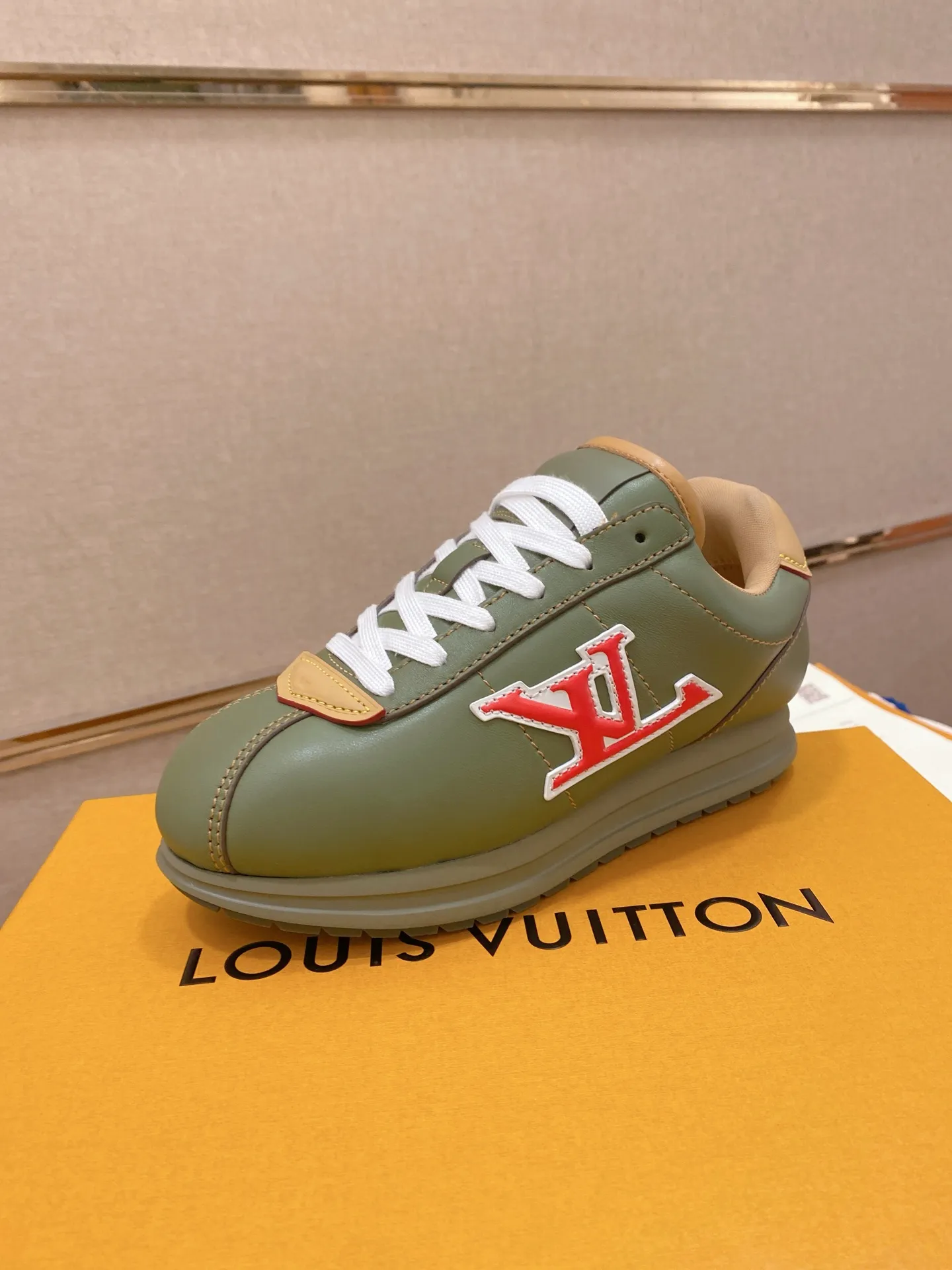 Men's shoes💰: Couple style 700💰LOUIS VUITTON Footint Soccer sneakers‼ ️ The top version, the same sneakers for LV couples. You will look fashionable when you wear them. This Footint Soccer sneaker was unveiled in the 2025 spring and summer series fashion show. The tongue is embellished with the Lvers United badge inspired by the football team. The rubber sole of the foot is decorated with multiple Louis Vuitton logos. The original latest packaging. Fabric: original imported cowhide. Lining: original imported breathable mesh. Foot pad: original injection molding pad. Outsole: original molded T combination outsole. Size: 35-45.